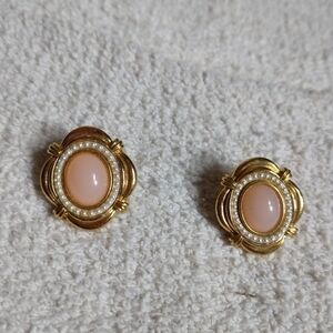 Goldtone pink faux pearl 🦪 post earrings